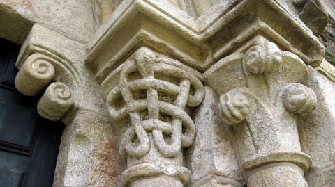 Capiteles con esculturas en la iglesia de San Xoán da Cova