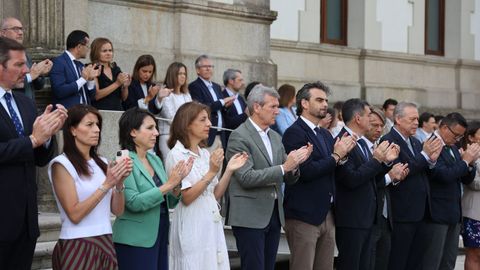 El presidente de la Xunta, en el centro, rodeado de sus conselleiros, en el minuto de silencio que se guard&oacute; en San Caetano en memor&iacute;a de las v&iacute;ctimas del terremoto de Venezuela.