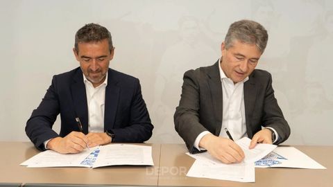 lvaro Garca Diguez, presidente del Deportivo, y Ricardo Jos Cao, rector de la UDC, sellan el acuerdo entre las dos instituciones