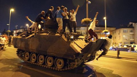 Un tanque en las calles de Estambul en el golpe de estado del 2016