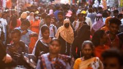 Una multitud recorre las calles de Chennai, en la India.