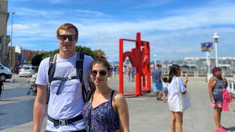 Laurine Champione y Thomas Quesnel, dos turistas franceses en Asturias que se vieron obligados a cancelar sus vacaciones en Sevilla por las altas temperaturas.