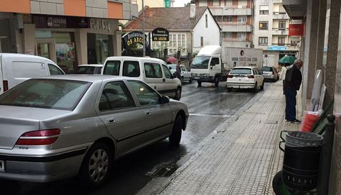 La ca�tica situaci�n que se vive en la calle Calvo Garra no impide a los agentes el control de la zona azul.