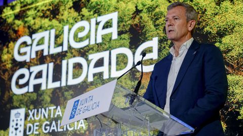 El presidente de la Xunta, Alfonso Rueda, presentando una campaa turstica en Madrid en octubre, con el lema Galicia Calidade al fondo.