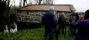 Los vecinos denuncian que a ra�z de las obras, se form� una bolsa de agua (izquierda) que impide el funcionamiento del molino.