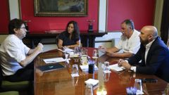 Carlos Calvelo (izquierda), alcalde de Arteixo, In�s Rey, regidora de A Coru�a (centro), �ngel Garc�a Seoane (alcalde de Oleiros) y Jos� Manuel Lage, portavoz municipal de A Coru�a, en la reuni�n celebrada en Mar�a Pita