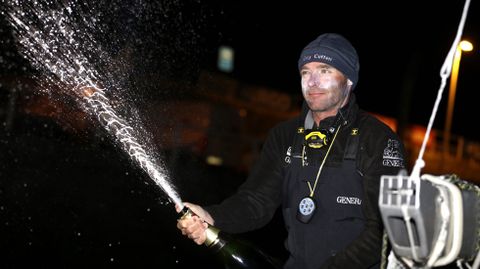 Nicolas Lunven celebra su victoria a su llegada a Gij�n
