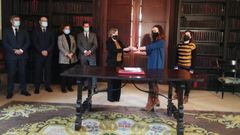 El momento hist�rico. El 10 de diciembre del 2020, la jueza Marta Canales (derecha) entregaba las llaves del pazo de Meir�s a la abogada general del Estado en presencia de los abogados de las partes demandantes. Al acto, celebrado en la que fue la biblioteca de Emilia Pardo Baz�n, no acudi� ning�n representante de la familia Franco.