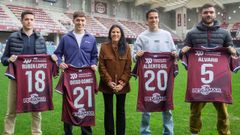 La presidenta del Pontevedra, Lupe Murillo, con los cuatro jugadores incorporados en este mercado de invierno