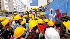 Nios del colegio entrando con cascos de obras por los problemas del centro