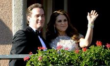 Los novios saludaron ayer desde un balcn del Grand Hotel, donde ayer hubo una cena en su honor.