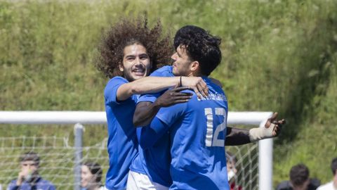 Mario celebra un gol con el Camari�as.