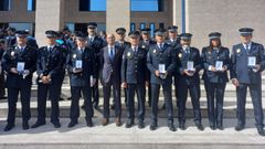 Los doce polic�as locales de Santiago condecorados, junto al jefe del cuerpo, Jos� Ram�n Silva, y al concejal de Seguridade Cidad�, Gonzalo Mu��os