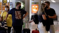 Viajeros con destino al Reino Unido en el aeropuerto de Tenerife Sur