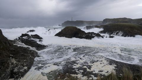 Espuma formada por el fuerte oleaje en la costa de Meir�s (Valdovi�o).