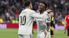 Kylian Mbapp� y Vinicius celebran un gol del franc�s durante un partido del Real Madrid.