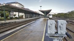 Vista de la estaci�n de Lugo, con un tren Alvia parado en una de las v�as