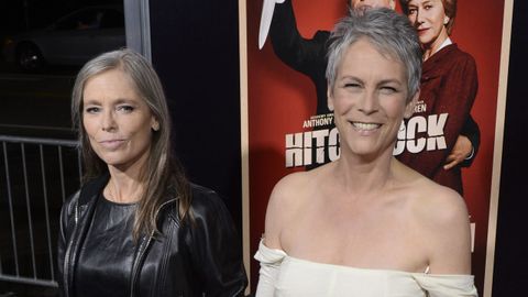 La actriz Kelly Curtis, a la izquierda, junto a su hermana Jamie Lee Curtis. 