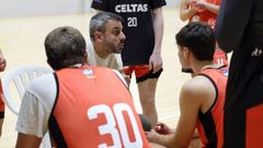 Alberto Ruiz de Galarreta se dirige a su equipo durante la visita a Marz�n del Maristas.