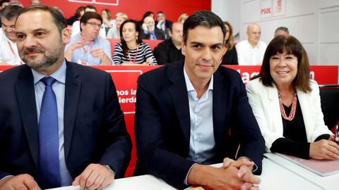 Pedro S�nchez, entre el secretario de Organizaci�n del PSOE, Jos� Luis �balos, y la presidenta, Cristina Narbona