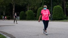 Una mujer hace deporte en el reci�n reabierto Parque del Retiro de Madrid