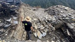 El arque�logo Benito Vilas ante la entrada principal del castro de Penas do Castelo, descubierto en las �ltimas excavaciones. El acceso est� tapado parcialmente por escombros de antiguos derrumbes