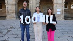 El teniente de alcalde de Lugo, Rubn Arroxo, en julio de este ao, junto a la concejala Cristina Lpez y Janisel Martnez Garca (centro), a quien presentaron como vecina nmero 100.000 en la ciudad.