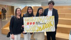 Carolina, Brenda, Carmen y Diego, alumnos de la FEC San Jos� (Josefinas), de Lugo, con su premio de la Universidad de Navarra