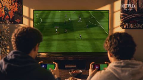 Dos j�venes juegan al��FIFA World Cup: Launch Edition�