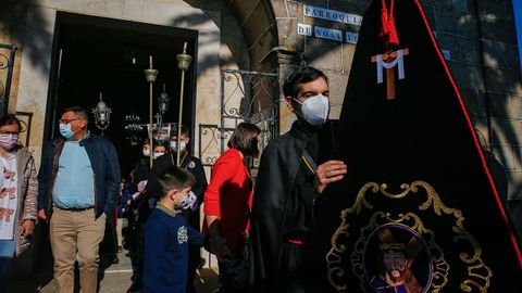 Los sonenses salieron a contemplar el paso de una procesin que parti de la iglesia parroquial para llegar a la capilla de A Atalaia.