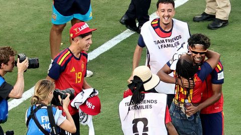 Lamine abraza a su madre tras conquistar la Copa del Mundo