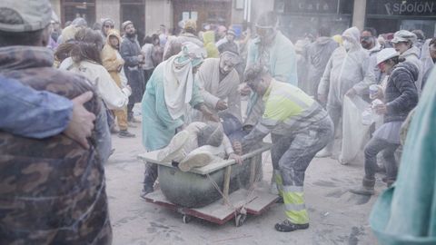 La harina inund la Praza Maior de Xinzo en el domingo fareleiro