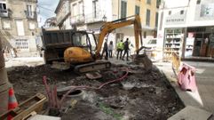 Fotografa de archivo de las obras de reparacin de un reventn en la tubera de agua potable que atraviesa la plaza Doutor Goyanes, en el centro de Monforte