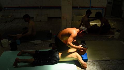 Un hombre afgano recibe un masaje en unos ba�os p�blicos de Herat, en Afganist�n