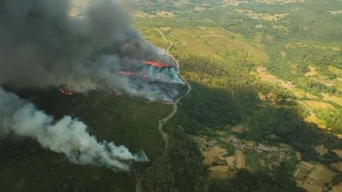 La fotografa area que muestra que el incendio parti de cinco focos simultneos al pie de la carretera