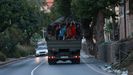 Migrantes que cruzaron a Ceuta son devueltos a Marruecos en un veh�culo del ej�rcito, el pasado domingo.