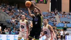 Jacobo D�az, ante Toms Leimanis y Jan Z�dek durante la primera semifinal de la Copa Galicia.
