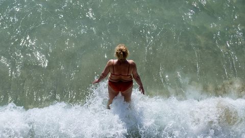 Las playas de Riazor, Orzn, Matadero y San Amaro se llenaron de gente en el primer da de la fase 2 de la desescalada, con el bao ya permitido