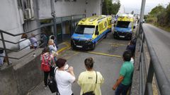 Acompa�antes de pacientes, este jueves por la tarde, en la entrada del servicio de urgencias del hospital Montecelo, en Pontevedra