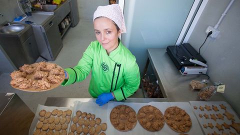 Lourdes Pombo es de Sarria, donde tiene su obrador de produccin artesanal