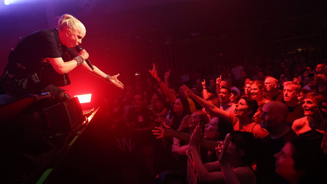 Garbage electrifica la Sala Pelícano en su único y nostálgico concierto en Galicia