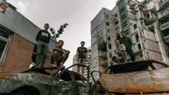 Un grupo de estudiantes posan ante un instituto de secundaria destruido en Chern�gov (Ucrania)