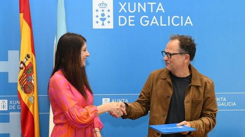 La conselleira do Medio Rural con el�el miembro del Comit� Ejecutivo de Finsa, Xos� Mera.