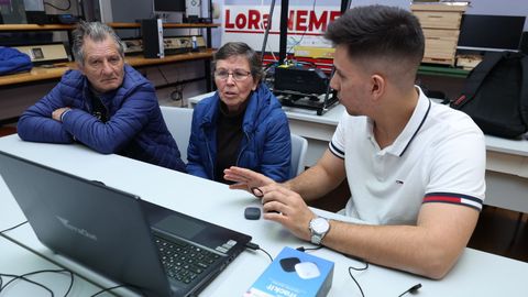 Ra�l Facal, uno de los alumnos que participan en la iniciativa, con Leonor Manteiga y su marido, que portar� el dispositivo