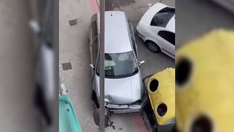 Imagen del veh�culo, un Volswagen Golf IV, tras haber provocado un sinf�n de da�os materiales