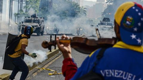 Interpretando con un viol�n el himno de Venezuela y el tradicional joropo Alma Llanera, Wuilly Arteaga avanz� el 8 de mayo hacia los cuerpos de seguridad bajo una lluvia de bombas lacrim�genas.