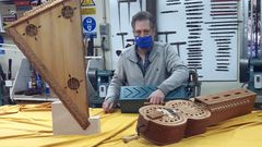 Manuel Bra�as, dirige el taller de instrumentos de la Diputaci�n de Ourense
