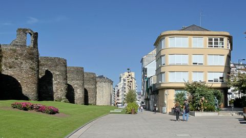 Edificio delante de A Mosqueira, que ocup la Academia Alvarellos, y que fue diseado por Maquieira entre 1940 y 1942