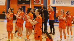 Las jugadoras aplaudiendo a la afici�n este s�bado tras consumarse el descenso