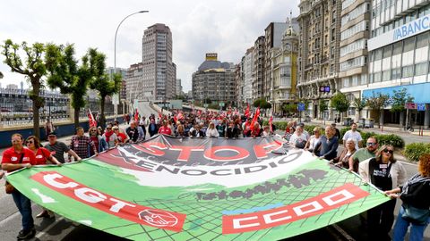 Pancarta contra el genocidio en Gaza portada por los manifestantes en la marcha por el Primero de Mayo en A Coru�a.